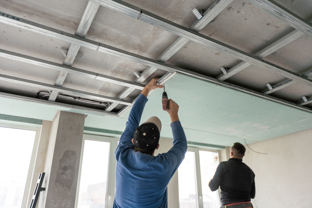 Ceiling,Installation,With,Expert,Technicians,In,The,Room,That,Is