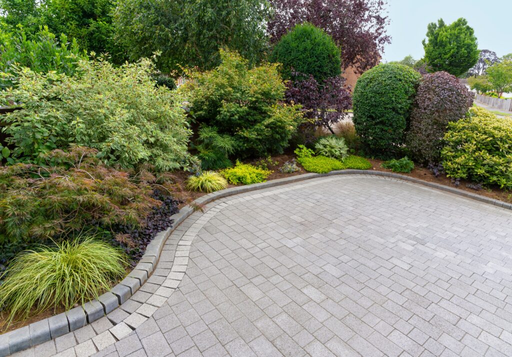 Stylish,Block,Paving,Drive,With,Attractive,Garden,Border,With,Shrubs