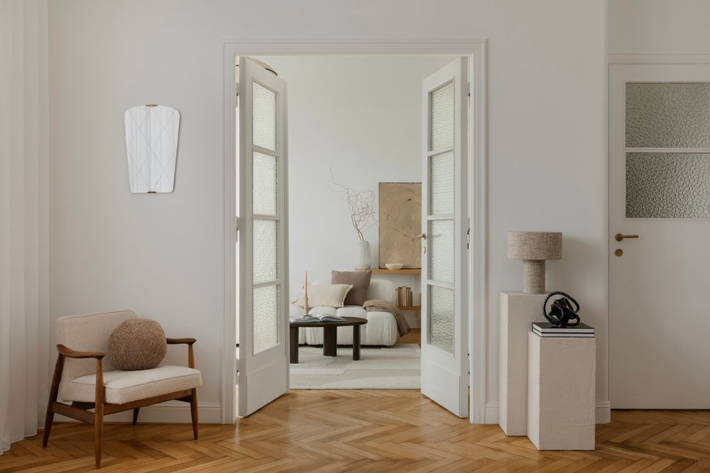 A,Cozy,,Minimalist,Living,Space,With,A,Mid-century,Modern,Armchair,
